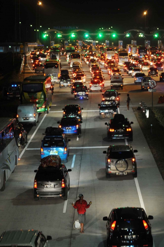 Gerbang Tol Palimanan macet hingga 10 km