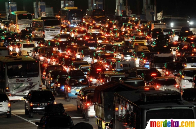 Foto Gerbang Tol  Palimanan macet  hingga 10 km merdeka com