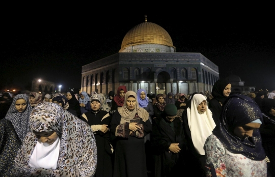 Kekhusyukan doa muslim perempuan Palestina di Kubah Shakhrah