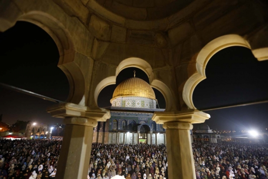 Kekhusyukan doa muslim perempuan Palestina di Kubah Shakhrah
