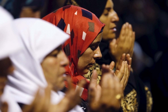 Kekhusyukan doa muslim perempuan Palestina di Kubah Shakhrah