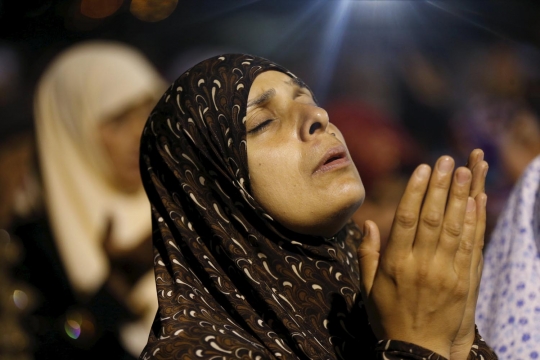 Kekhusyukan doa muslim perempuan Palestina di Kubah Shakhrah