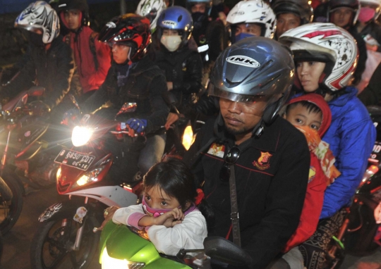 Potret lelah anak-anak pemudik sepeda motor