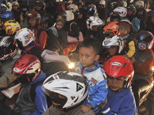 Potret lelah anak-anak pemudik sepeda motor