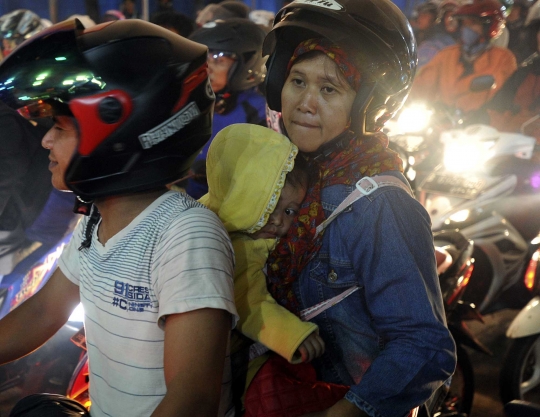 Potret lelah anak-anak pemudik sepeda motor