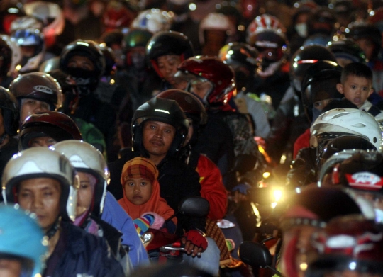 Potret lelah anak-anak pemudik sepeda motor