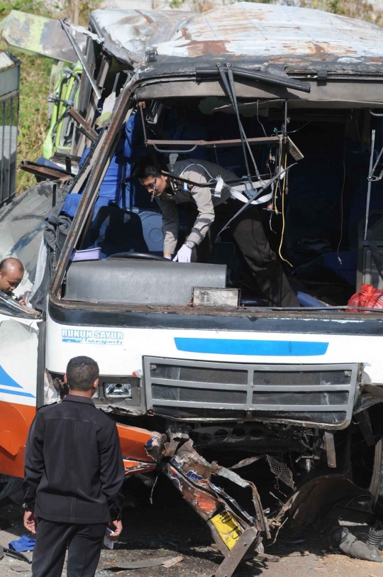 Tim Technical Analysis Accident Polri cek kondisi bus Rukun Sayur