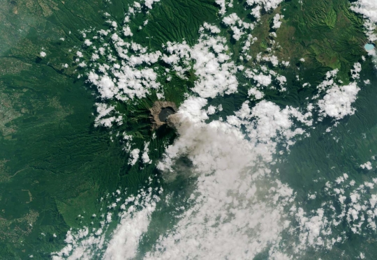 Penampakan aktivitas erupsi Gunung Raung dari satelit NASA