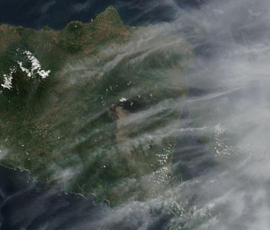 Penampakan aktivitas erupsi Gunung Raung dari satelit NASA