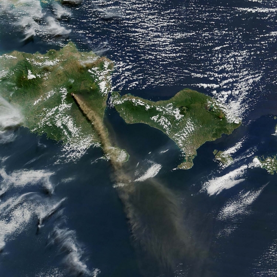 Penampakan aktivitas erupsi Gunung Raung dari satelit NASA