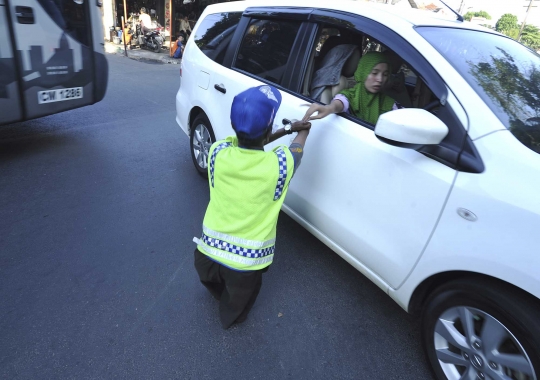 Semangat penyandang cacat rela jadi polisi cepek demi keluarga