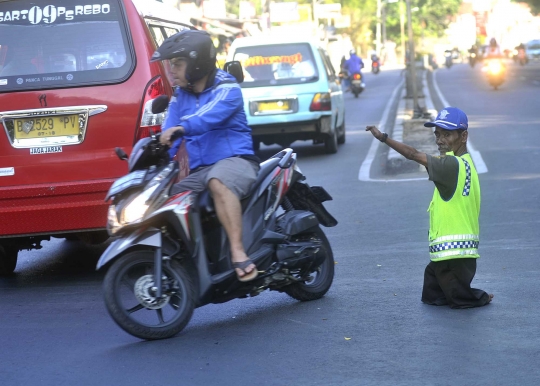 Semangat penyandang cacat rela jadi polisi cepek demi keluarga