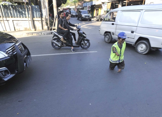 Semangat penyandang cacat rela jadi polisi cepek demi keluarga