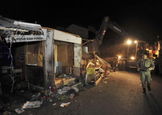 Malam takbiran, kios-kios di Pasar Anyar Bogor dibongkar