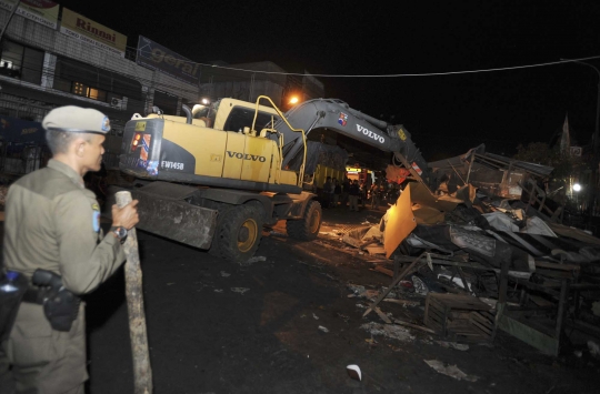 Malam takbiran, kios-kios di Pasar Anyar Bogor dibongkar