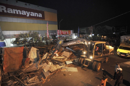 Malam takbiran, kios-kios di Pasar Anyar Bogor dibongkar