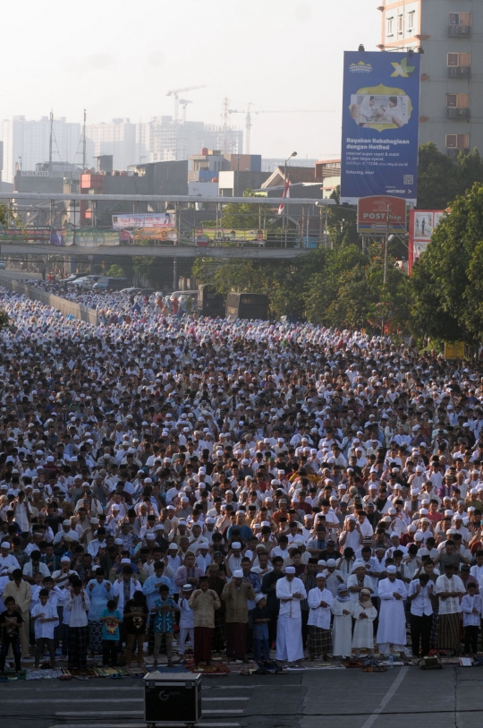 Ribuan warga Jatinegara gelar Salat Id di jalan raya