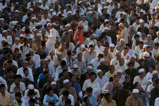 Ribuan warga Jatinegara gelar Salat Id di jalan raya