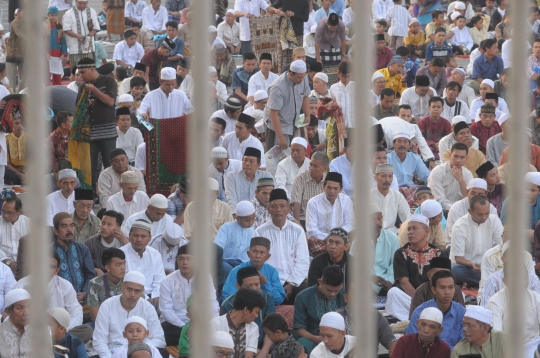 Ribuan warga Jatinegara gelar Salat Id di jalan raya