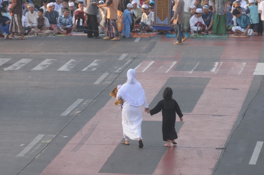 Ribuan warga Jatinegara gelar Salat Id di jalan raya