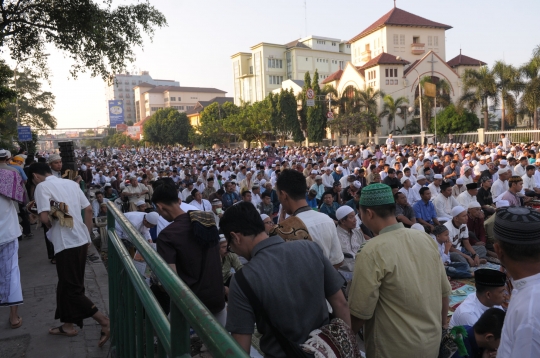 Ribuan warga Jatinegara gelar Salat Id di jalan raya