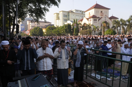 Ribuan warga Jatinegara gelar Salat Id di jalan raya