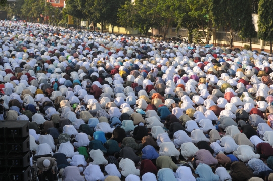 Ribuan warga Jatinegara gelar Salat Id di jalan raya