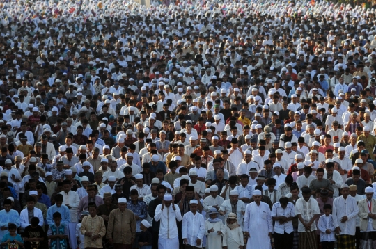 Ribuan warga Jatinegara gelar Salat Id di jalan raya