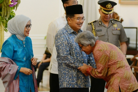 Tokoh nasional hingga orang biasa hadiri open house di Istana Wapres