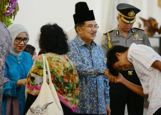 Tokoh nasional hingga orang biasa hadiri open house di Istana Wapres