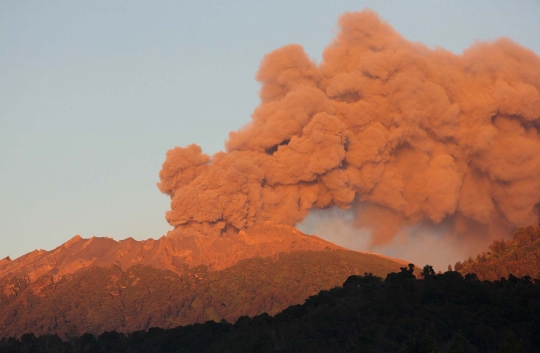 Erupsi tiga gunung berapi warnai perayaan Idul Fitri di Indonesia