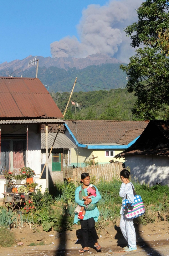 Erupsi tiga gunung berapi warnai perayaan Idul Fitri di Indonesia