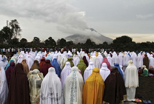 Erupsi tiga gunung berapi warnai perayaan Idul Fitri di Indonesia