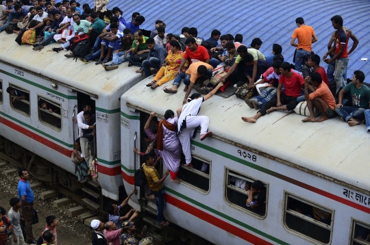 Parahnya mudik di Bangladesh, ibu-ibu nekat naik atap kereta