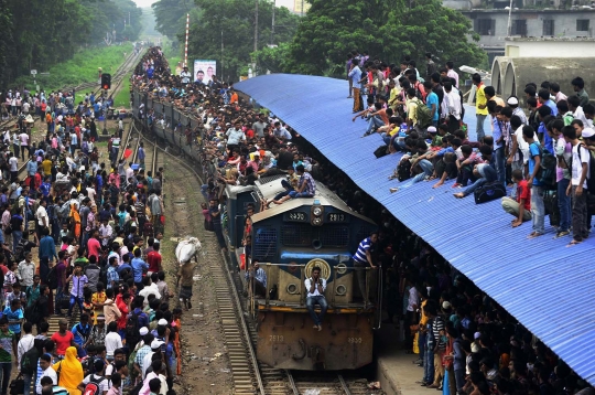 Parahnya mudik di Bangladesh, ibu-ibu nekat naik atap kereta