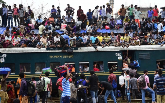 Parahnya mudik di Bangladesh, ibu-ibu nekat naik atap kereta