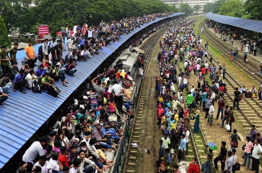 Parahnya mudik di Bangladesh, ibu-ibu nekat naik atap kereta