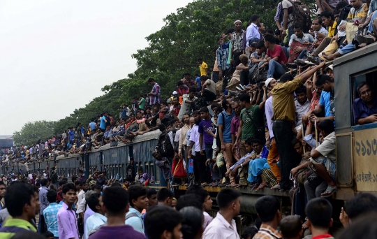 Parahnya mudik di Bangladesh, ibu-ibu nekat naik atap kereta