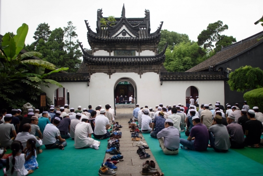 Kekhusyukan muslim minoritas China Salat Id di masjid mirip kuil