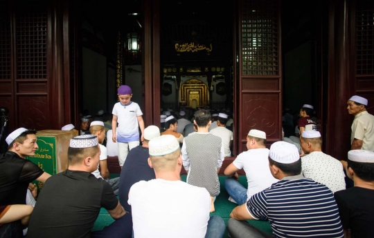 Kekhusyukan muslim minoritas China Salat Id di masjid mirip kuil