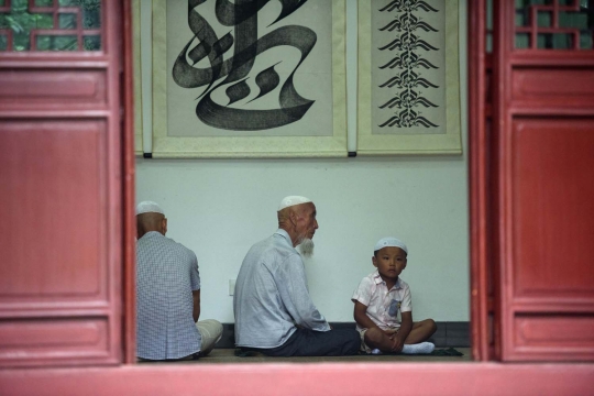 Kekhusyukan muslim minoritas China Salat Id di masjid mirip kuil