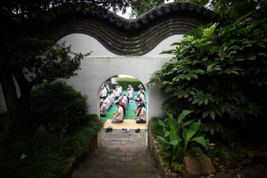 Kekhusyukan muslim minoritas China Salat Id di masjid mirip kuil