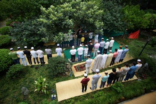 Kekhusyukan muslim minoritas China Salat Id di masjid mirip kuil