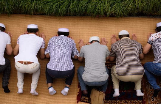 Kekhusyukan muslim minoritas China Salat Id di masjid mirip kuil