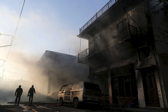 Kebakaran hutan merembet ke kota, puluhan mobil dan bangunan hangus