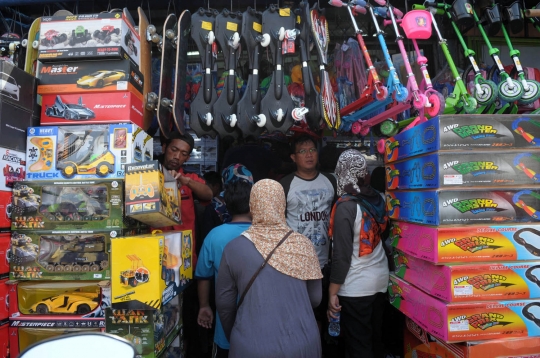 Berkah Lebaran, omzet pedagang mainan di Pasar Gembrong meningkat