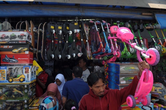 Berkah Lebaran, omzet pedagang mainan di Pasar Gembrong meningkat