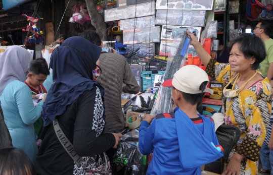 Berkah Lebaran, omzet pedagang mainan di Pasar Gembrong meningkat