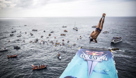 Sensasi menegangkan terjun ke laut dari tebing setinggi 27 meter