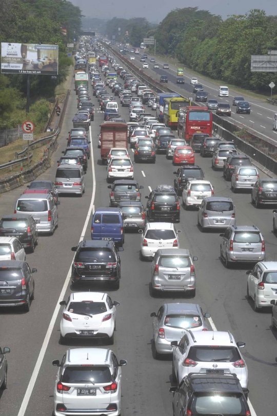 Libur Lebaran, Tol Jagorawi arah Puncak macet parah hingga 20 km